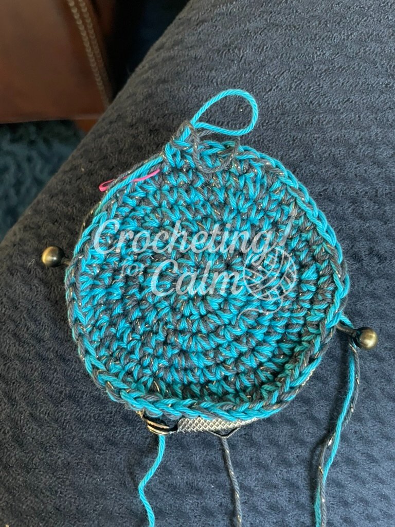 Kiss Clasp Coin Purse - Crochet work in progress.